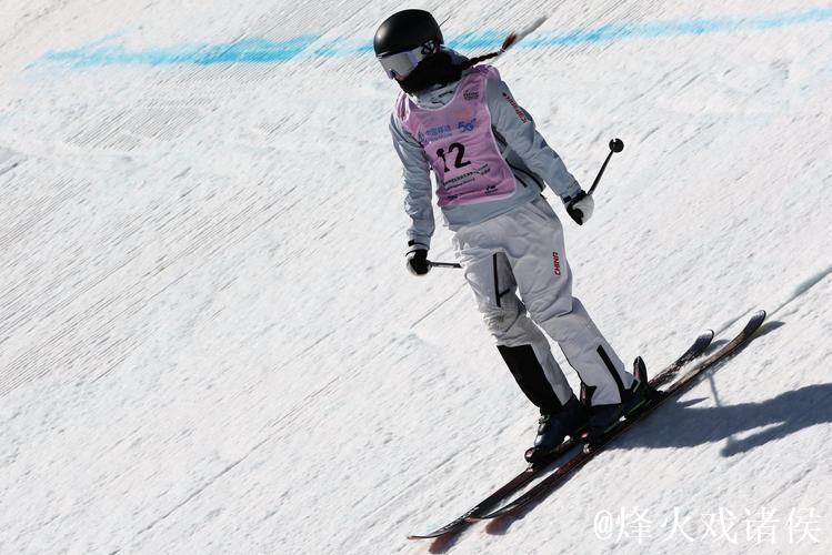 北京滑雪大跳台世界杯：刘梦婷与韩林杉晋级决赛